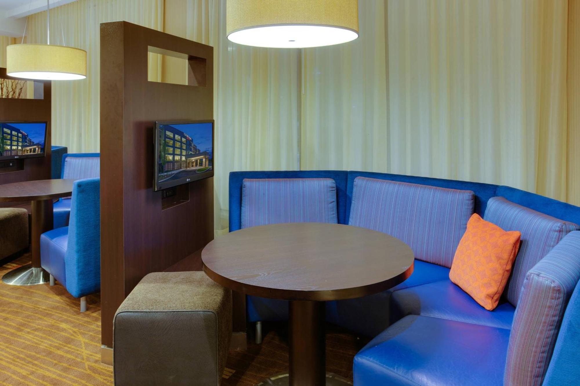 Отель Courtyard By Marriott Pittsburgh North/Cranberry Woods Крэнберри-Тауншип Экстерьер фото